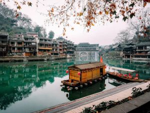 Chiêm ngưỡng vẻ đẹp mê mẩn tại Phượng Hoàng Cổ Trấn